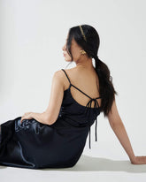 Robe midi en soie coupée en biais avec bretelles spaghetti et dos échancré pour des occasions élégantes